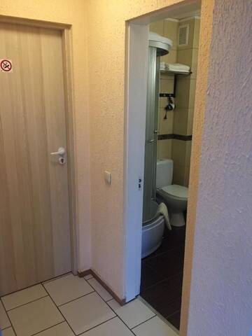 Фото номера Трехместный номер с ванной комнатой Хостелы Airovita kambariai nakvynei г. Кретинга 7
